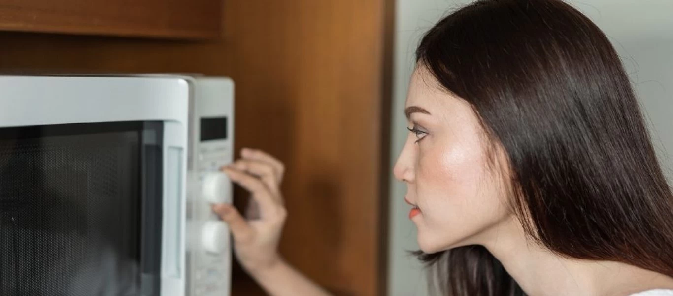 Χρησιμοποιείτε φούρνο μικροκυμάτων; - Αυτοί είναι οι πέντε άγνωστοι κίνδυνοι που «παραμονεύουν»